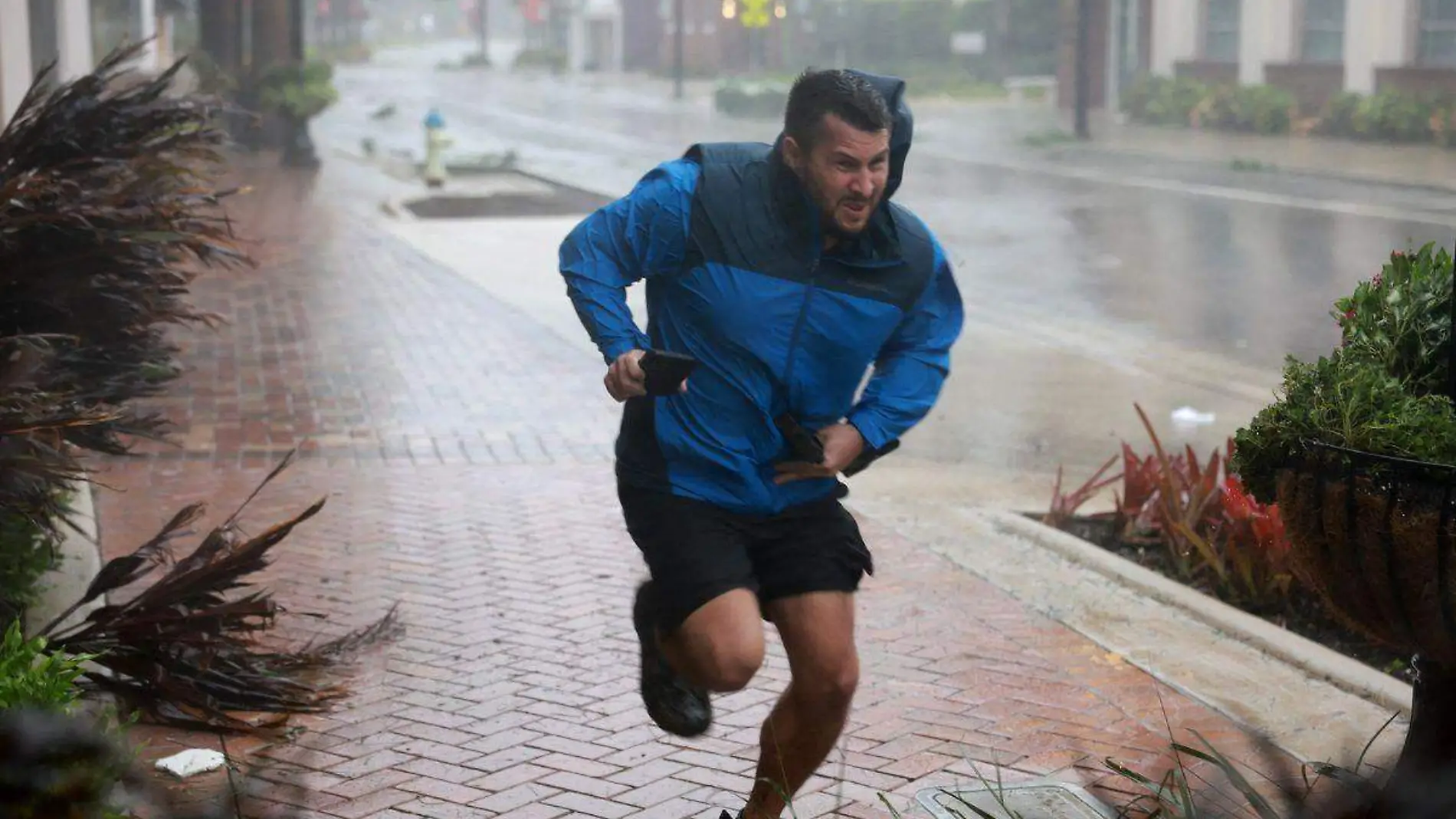 Huracán Ian deja dos posibles muertes a su paso por Florida